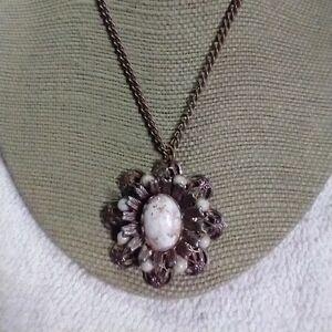 Goldtone flower 💐🌹 floral vintage chain necklace pinkish white stone